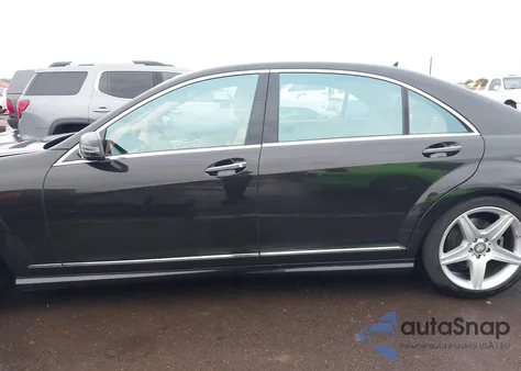 2010 Mercedes-Benz S 550 z USA, uszkodzony, nr VIN WDDNG7BB5AA331814